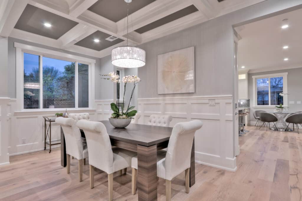 Saratoga dining table