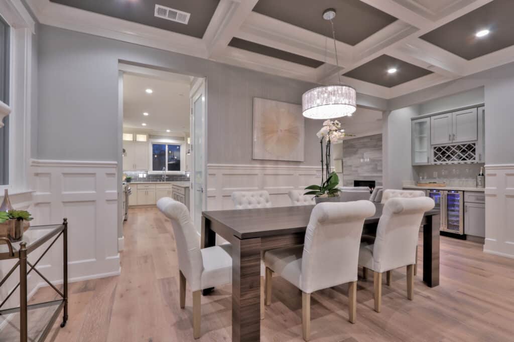 Saratoga dining table