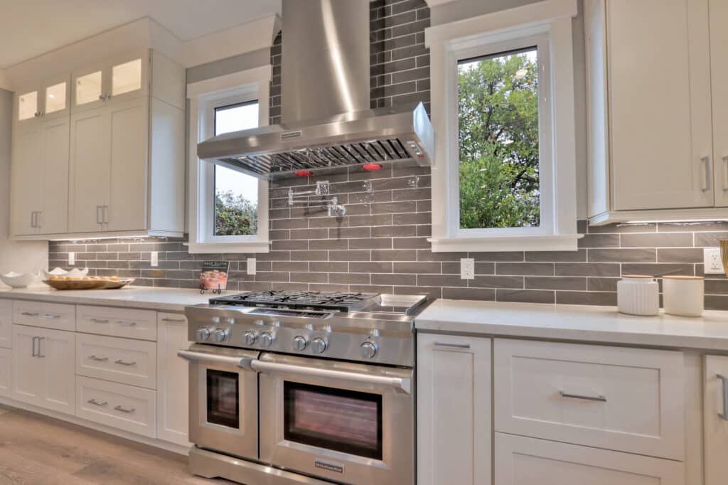 Saratoga kitchen stove with chimney